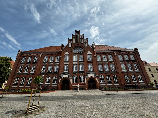 Kinder der Jahnschule Wittenberge spielen Rugby und lernen Fairness.